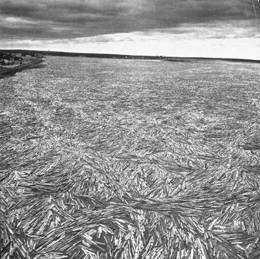 Kemi log jam (LIFE magazine / Mark Kauffman)